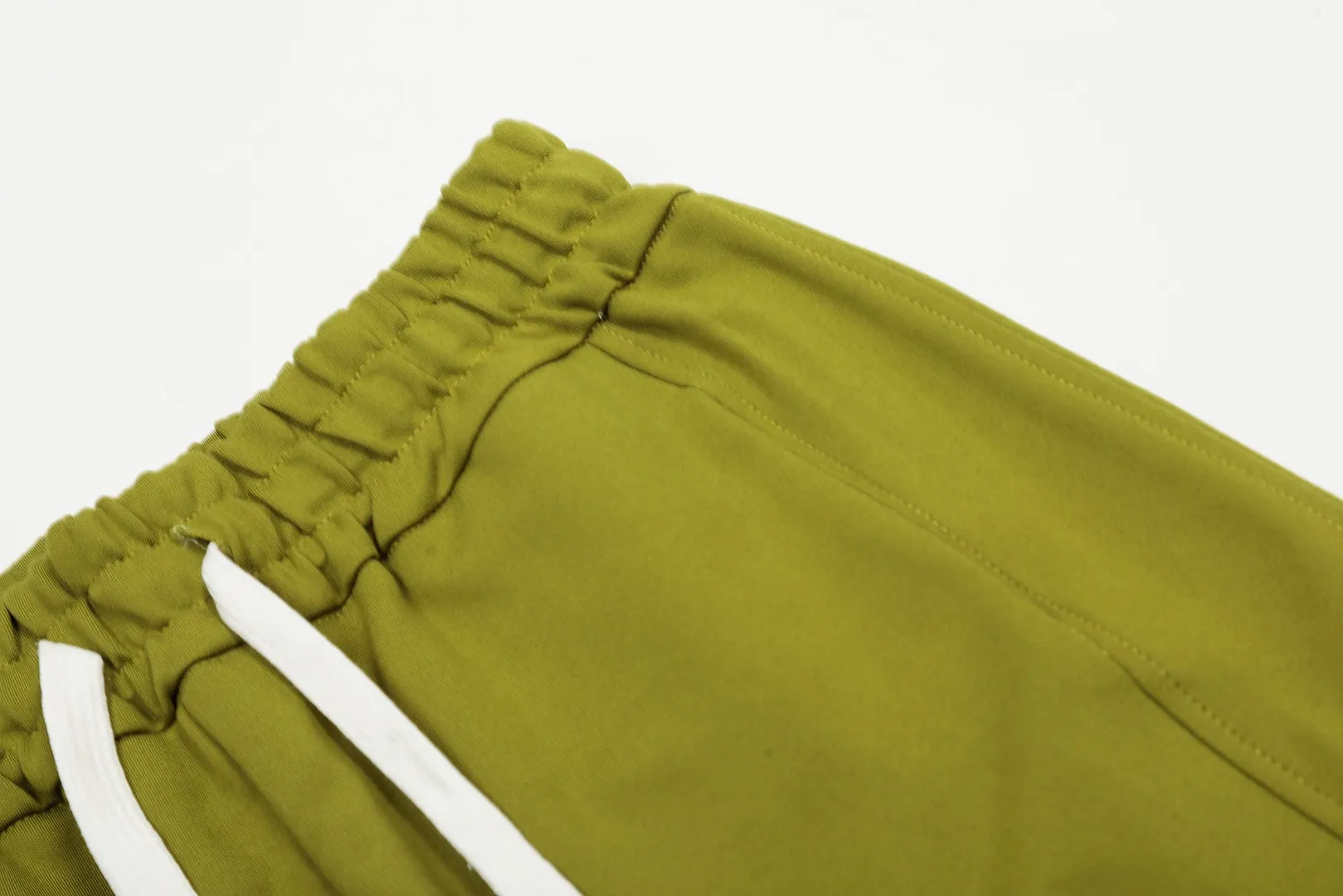 🅿️250 "Top quality" Style number: T7002# [Ralph Lauren solid color pony embroidered logo simple casual wide-leg trousers] ✅Ralph Lauren classic basic versatile unisex wide-leg spliced couple straight trousers ✅Brocade and cotton Roman cloth splicing technology ✅The version is restored to the original single The maximum size can be worn up to 170 pounds Loose, comfortable and stress-free ✅The upper body is simple and easy to match ootd must-have Good-looking clothes are never chosen by anyone. A must-have in couples’ wardrobes. Size: S-XL. Color: floral gray, black, yellow, and fruit green.